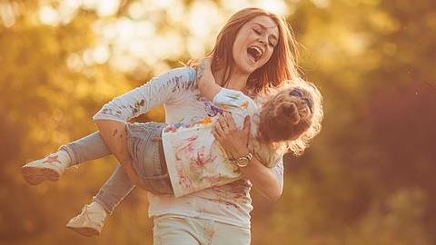 Οι συνήθειες των πραγματικά χαρούμενων μαμάδων