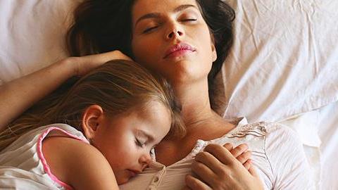 «Το να ξαπλώνεις δίπλα στο παιδί μέχρι να αποκοιμηθεί δεν είναι κακό»