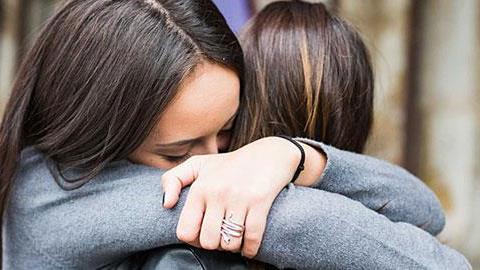 Πώς να σώσετε μια φιλία που πεθαίνει (αφού γίνετε γονείς)