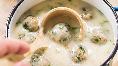 Πώς να φτιάξετε ζουμερά γιουβαρλάκια αυγολέμονο 