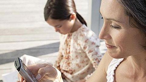 «Γονείς, αφήστε τα κινητά σας!»: Το μήνυμα ενός παιδικού σταθμού που διχάζει