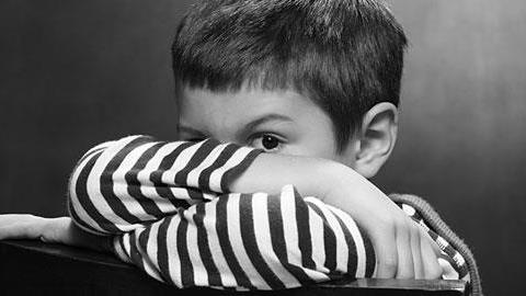 Γιατί είναι επικίνδυνο να ζητάμε από ένα παιδί να κρατά μυστικά