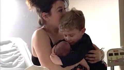 Αυτός ο μικρός που συναντά για πρώτη φορά τον αδερφούλη του θα σας ξετρελάνει!