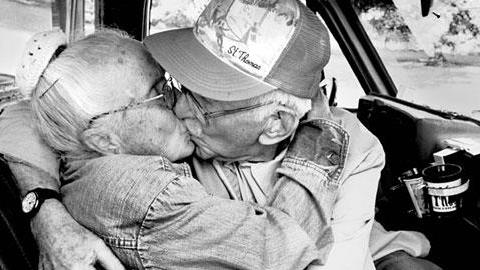 Τα πιο τρυφερά μηνύματα για να αφιερώσετε στον άντρα σας του Αγ. Βαλεντίνου