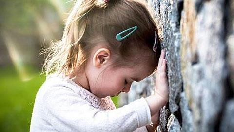 Όταν η 20 μηνών κόρη μου θυμώνει, χτυπάει το κεφάλι της όπου βρει. Τι να κάνω;