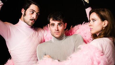 Κερδίστε 5 διπλές προσκλήσεις για την παράσταση «Δεν είμαι φλαμίνγκο»