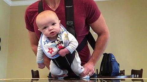 Όταν λείπει η μαμά, μπαμπάς και γιος χορεύουν Michael Jackson!