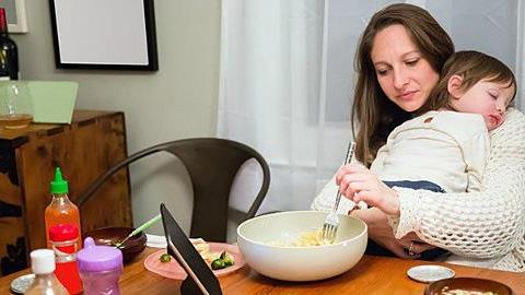 «Σταματήστε να μου λέτε πόσο τυχερή μαμά είμαι που δεν δουλεύω»