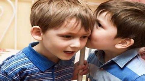 Ο γιος μου ζητάει από ένα άλλο αγόρι να του δείχνει τα γεννητικά του όργανα, σαν παιχνίδι. Τι να κάνω;