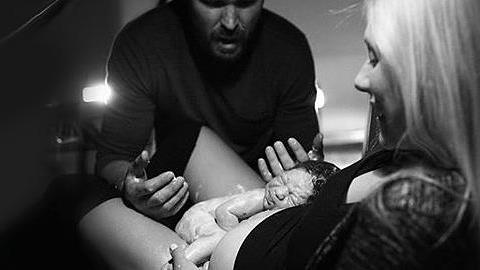 Μπαμπάς ξεγεννάει τη γυναίκα του στο αυτοκίνητο!