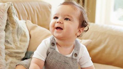 Τι πρέπει να μπορεί να κάνει ένα μωρό 6 μηνών