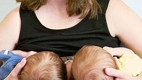 Δίδυμα και θηλασμός: Μια σκυταλοδρομία για τρεις