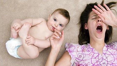 Το λένε και οι επιστήμονες: Οι μαμάδες κοιμούνται λιγότερο από τους μπαμπάδες