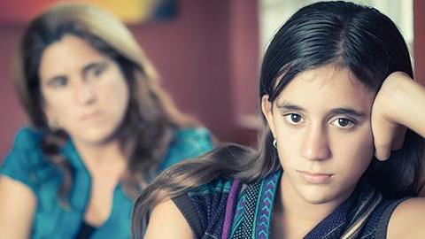 Η κακή συμπεριφορά της έφηβης κόρης μου με ανησυχεί. Τι να κάνω;