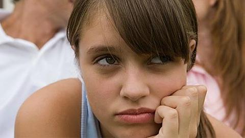 Η κόρη μου νευριάζει όταν αγκαλιάζω τον σύντροφό μου. Τι να κάνω;