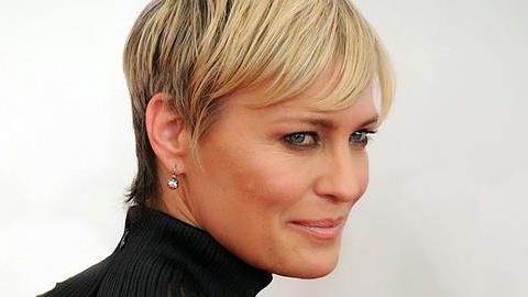 Εύκολα χτενίσματα για να δείχνετε 10 χρόνια νεότερη