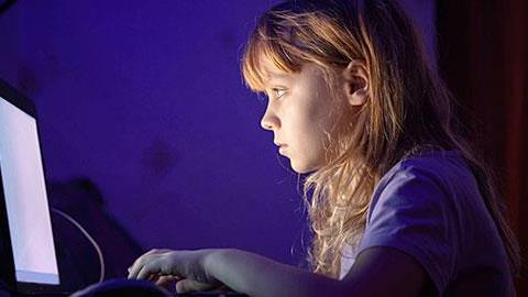 Πώς προσεγγίζουν οι επιτήδειοι τα παιδιά στο διαδίκτυο