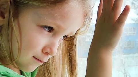 Η 8χρονη κόρη μου εκφράζει αυτοκαταστροφικές τάσεις. Έχω ανησυχήσει. Τι να κάνω;