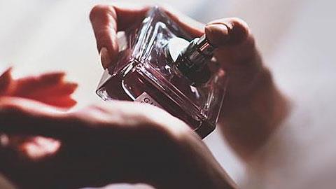 8 μυστικά των γυναικών που μυρίζουν πάντα υπέροχα 