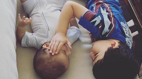 Όλη η δύναμη της αδερφικής αγάπης σε μία συγκινητική φωτογραφία