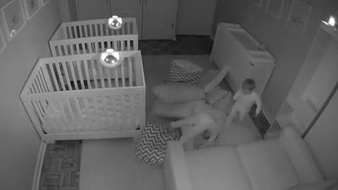 Όταν οι γονείς κοιμούνται, τα δίδυμα κάνουν πάρτι: Το βίντεο που «έριξε» το ίντερνετ