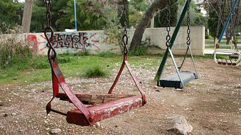 Αφύλακτες και επικίνδυνες πολλές από τις παιδικές χαρές που παίζουν τα παιδιά μας