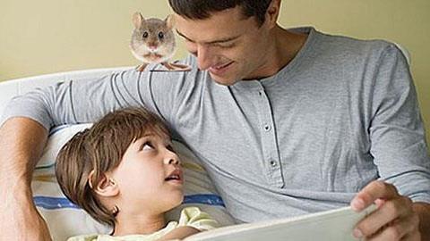 Γιατί πρέπει να κοιμίζει ο μπαμπάς τα παιδιά