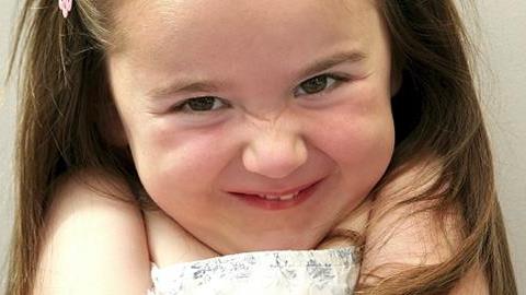 Η 7 ετών κόρη μου τρίβει συνεχώς τα γεννητικά της όργανα. Τι να κάνω;