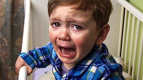 Πώς θα μάθει ο δίχρονος γιος μου να κοιμάται μόνος του;