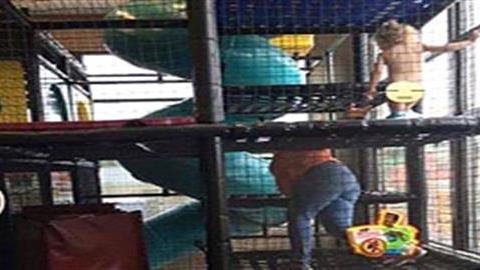 Γιατί αυτή η μαμά κυνηγάει το γυμνό παιδί της στον παιδότοπο;