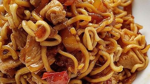 H απόλυτη συνταγή για noodles με κοτόπουλο... απ' τα χεράκια σας!