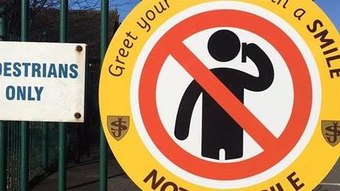 «Υποδεχτείτε τα παιδιά με ένα χαμόγελο, όχι με το κινητό στο χέρι»