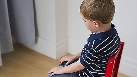 Είναι σωστό που η δασκάλα του γιου μου, τον τιμώρησε στέλνοντάς τον σε μικρότερη τάξη;