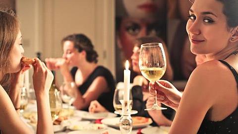 Kαλεσμένοι στο σπίτι για φαγητό: 3 κανόνες για να μαζέψετε το σπίτι στο άψε-σβήσε