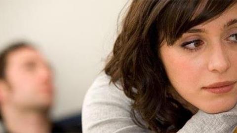 Ο πρώην σύζυγός μου κοιμάται ακόμα σπίτι μας. Τι να κάνω;