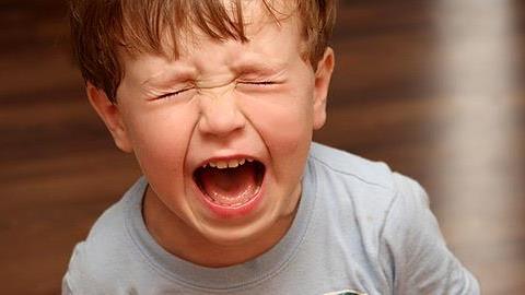 Οι μαγικές φράσεις που θα ηρεμήσουν το παιδί όταν θυμώνει