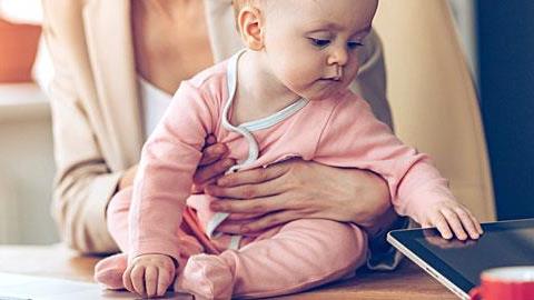 8 τρόποι που οι μαμάδες ισορροπούν μεταξύ δουλειάς και οικογένειας