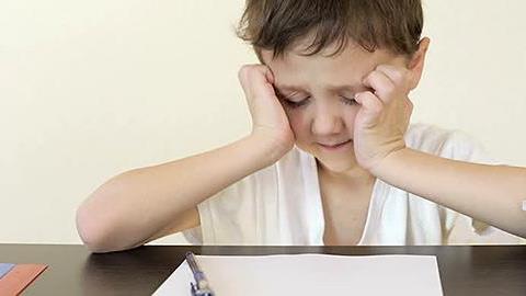 Ο γιος μου κρύβει τα μαθήματα που έχει για το σχολείο. Τι να κάνω;