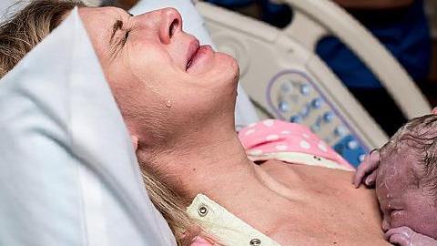 Γιατί αυτή η φωτογραφία τοκετού δεν είναι σαν τις άλλες...