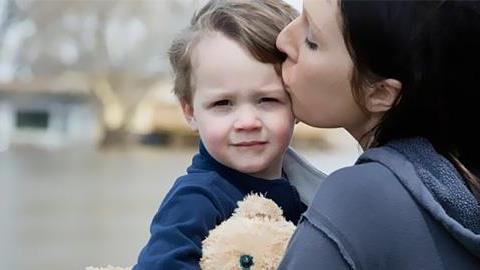 Πώς να χειριστώ το γεγονός ότι θα αποχωριστώ τον γιο μου για αρκετό καιρό λόγω επαγγελματικών υποχρεώσεων;