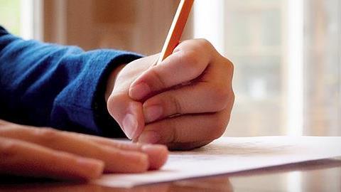 Κάνει ορνιθοσκαλίσματα; Πώς να βελτιώσετε τον γραφικό χαρακτήρα του παιδιού