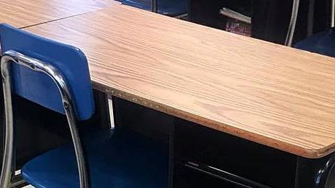 Αυτό το άδειο θρανίο συμβολίζει πολλά για μια δασκάλα...