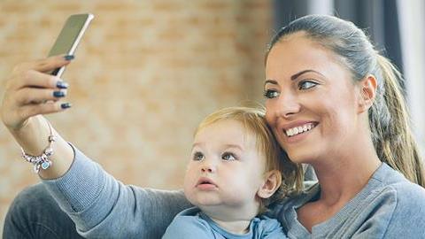 Σε τι κίνδυνο βάζουν τα παιδιά τους οι γονείς που είναι «κολλημένοι» στο Facebook