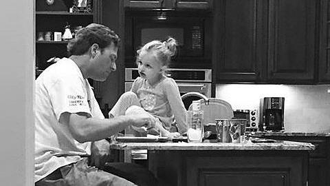 Η συγκινητική ιστορία πίσω από τη φωτογραφία του μπαμπά που τρώει με την κόρη του