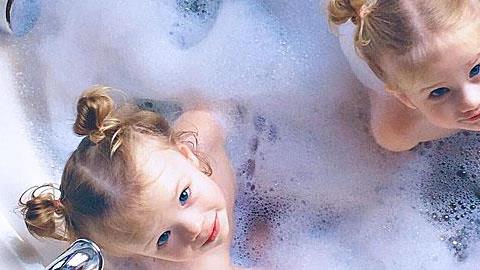 «Το πρώτο τους κοινό μπάνιο: Μια τρυφερή στιγμή φροντίδας που έφερε τα παιδιά μου πιο κοντά»