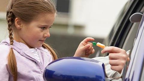 6 κόλπα που χρησιμοποιούν οι παιδόφιλοι για να πλησιάσουν τα παιδιά