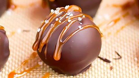 Κάντε τη χάρη στον εαυτό σας και φτιάξτε αυτά τα σοκολατάκια με τριμμένο oreo