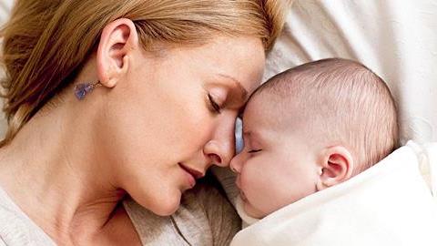 «Δένομαι με το μωρό μου δεν σημαίνει απαραίτητα θηλάζω και κοιμάμαι μαζί του»