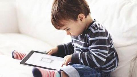 Αυτός μπορεί να είναι ο λόγος που το παιδί σας αργεί να μιλήσει