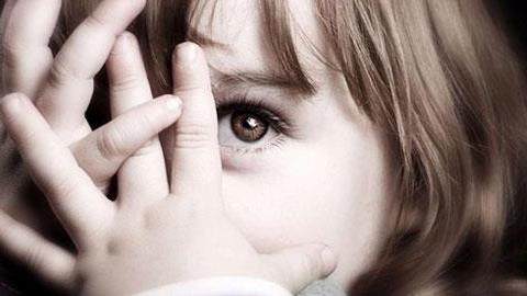 «Σταματήστε να βασανίζετε τα ντροπαλά παιδιά»